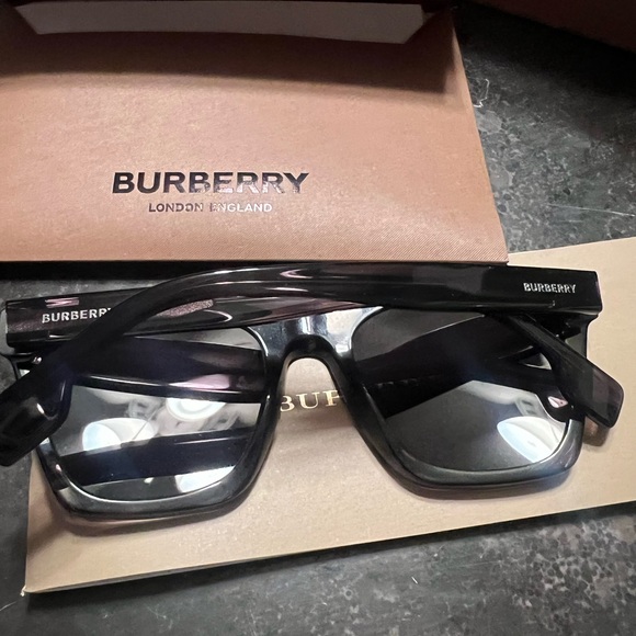 Burberry - Picture 2 of 4